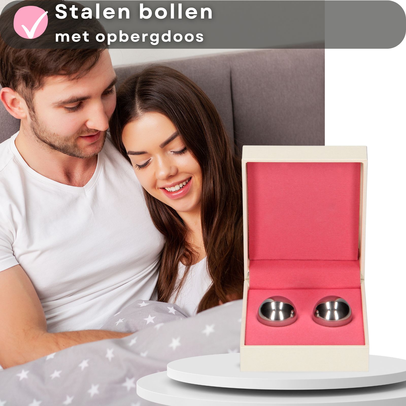 Twee metalen bollen in een hand. Koppel in bed. Tekst: Voor bekkenbodemoefeningen.