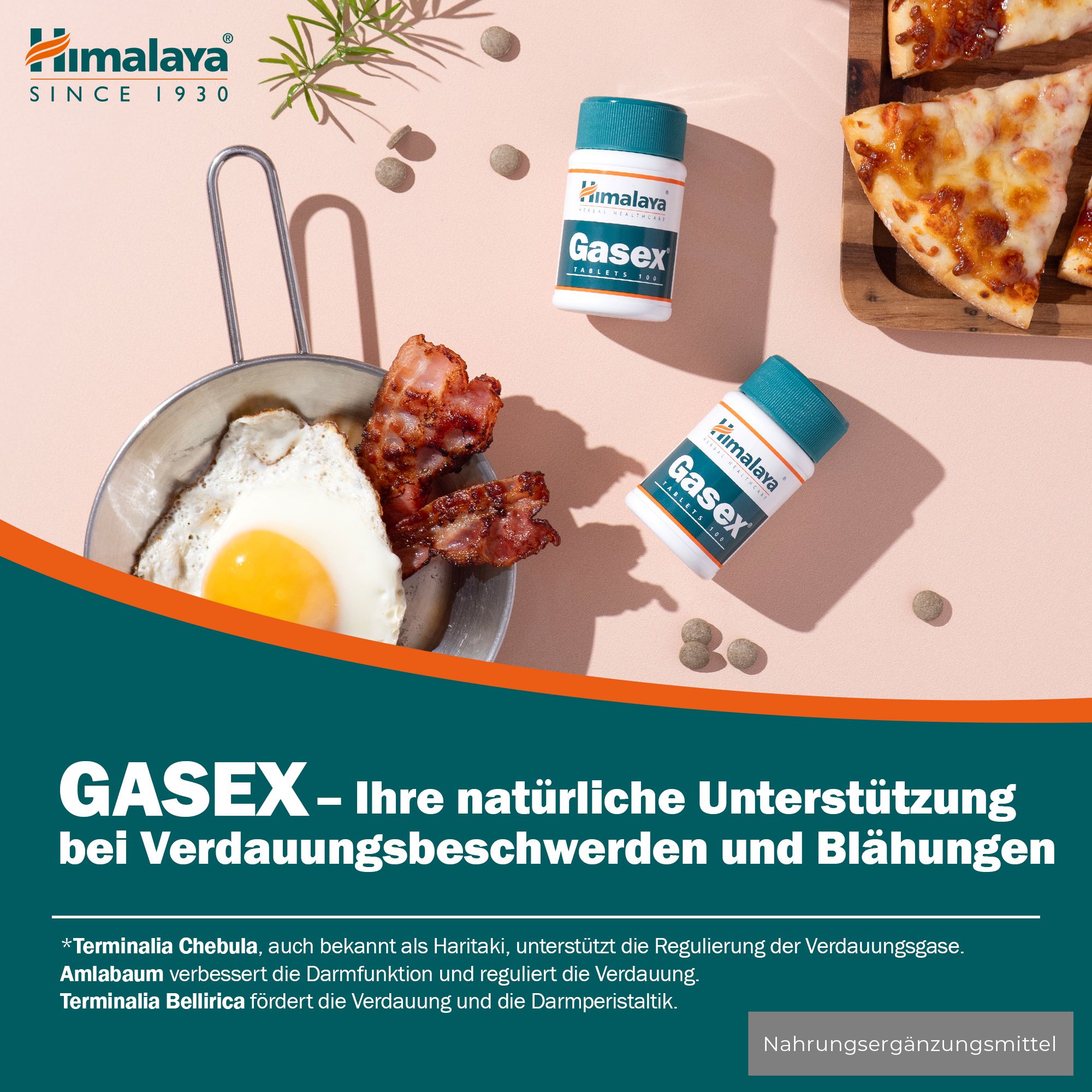 Himalaya Gasex tablettenpotjes naast een ontbijt met spek en ei.