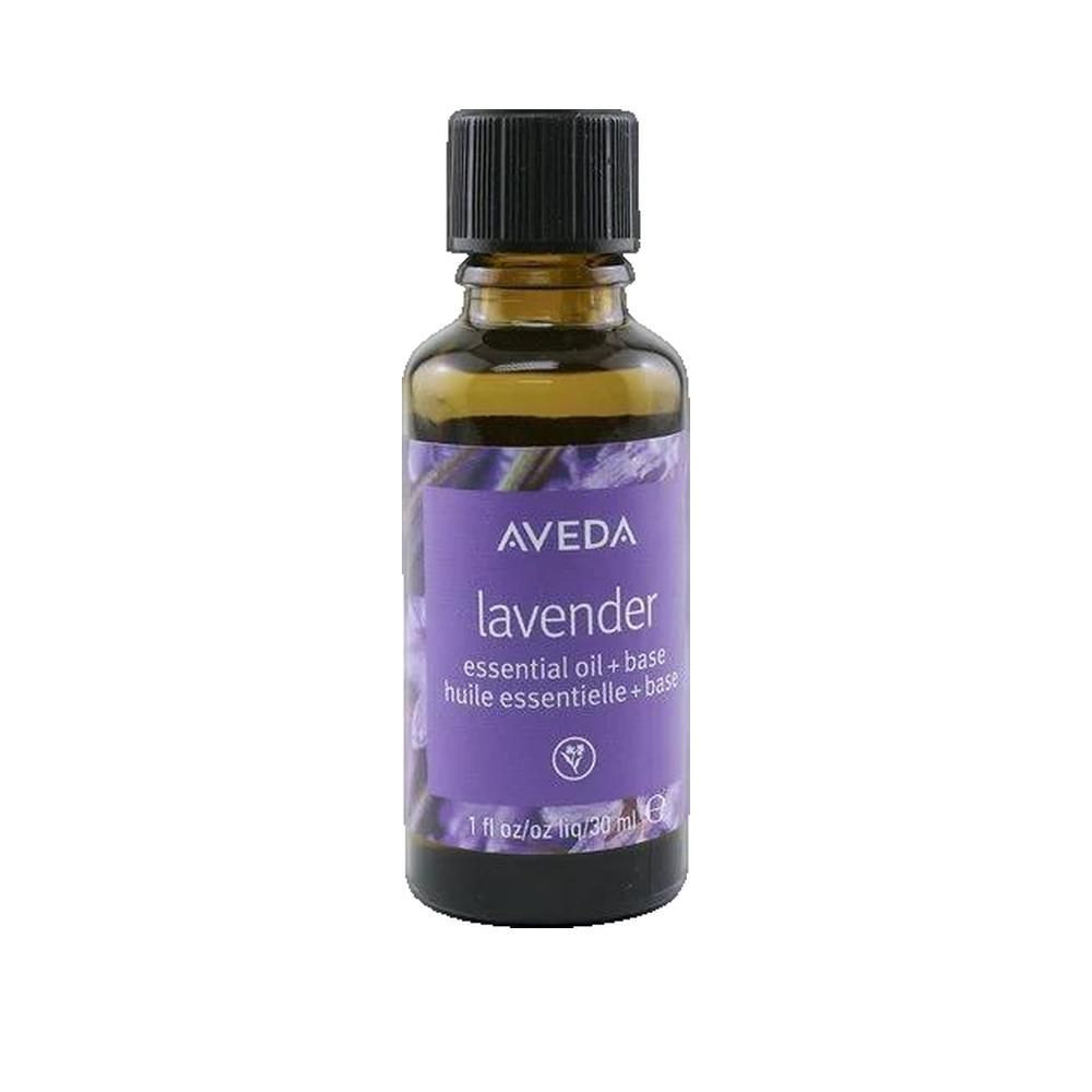 Bruine glazen fles met zwarte dop. Paars etiket met "AVEDA lavender essential oil + base". 