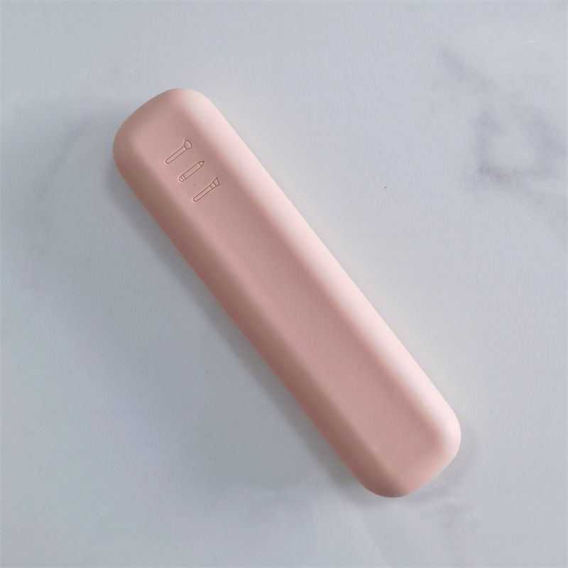 Un étui allongé rose avec trois lignes gravées sur une extrémité.