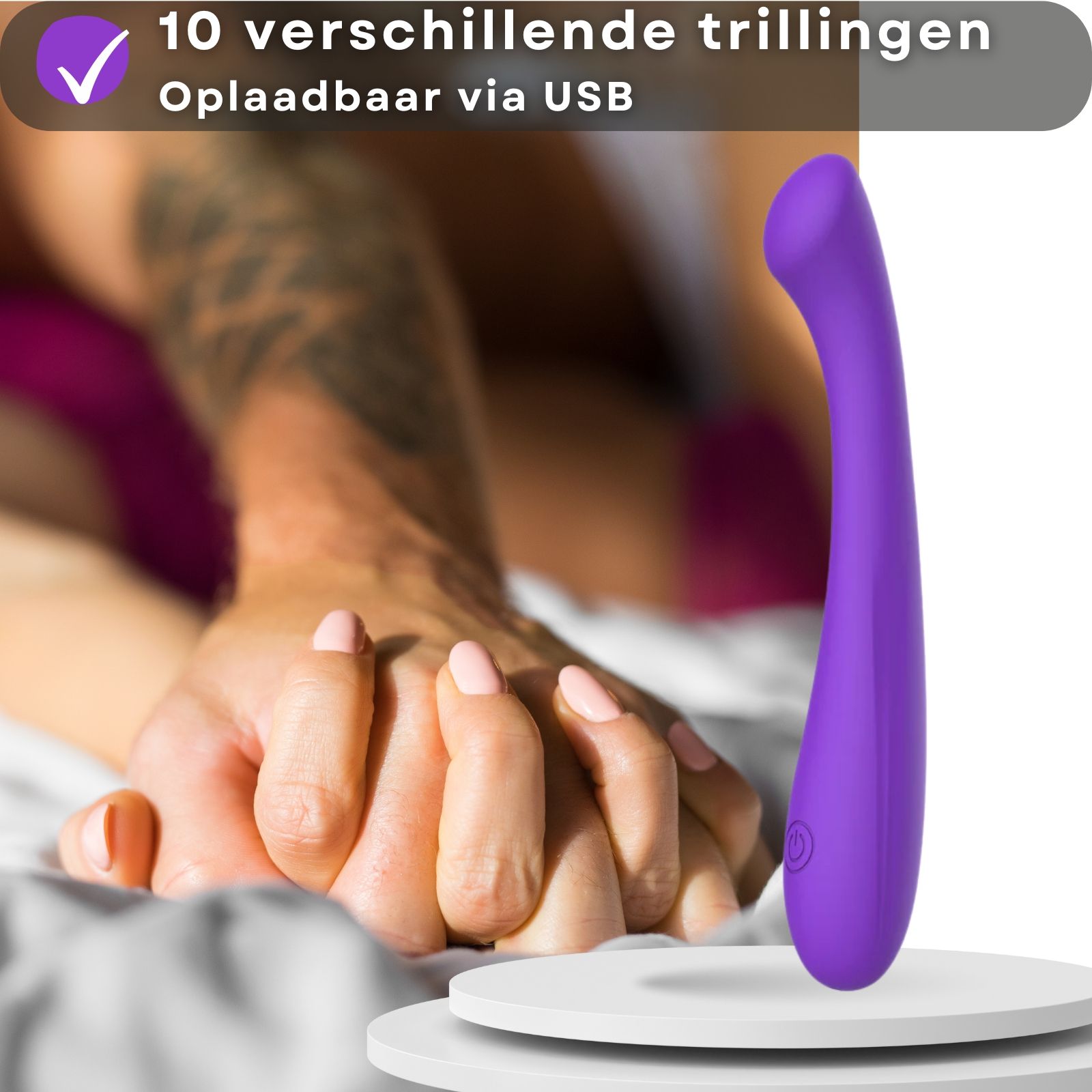 Paarse vibrator. Tekst: 10 vibraties, oplaadbaar via USB. Handen op de achtergrond.
