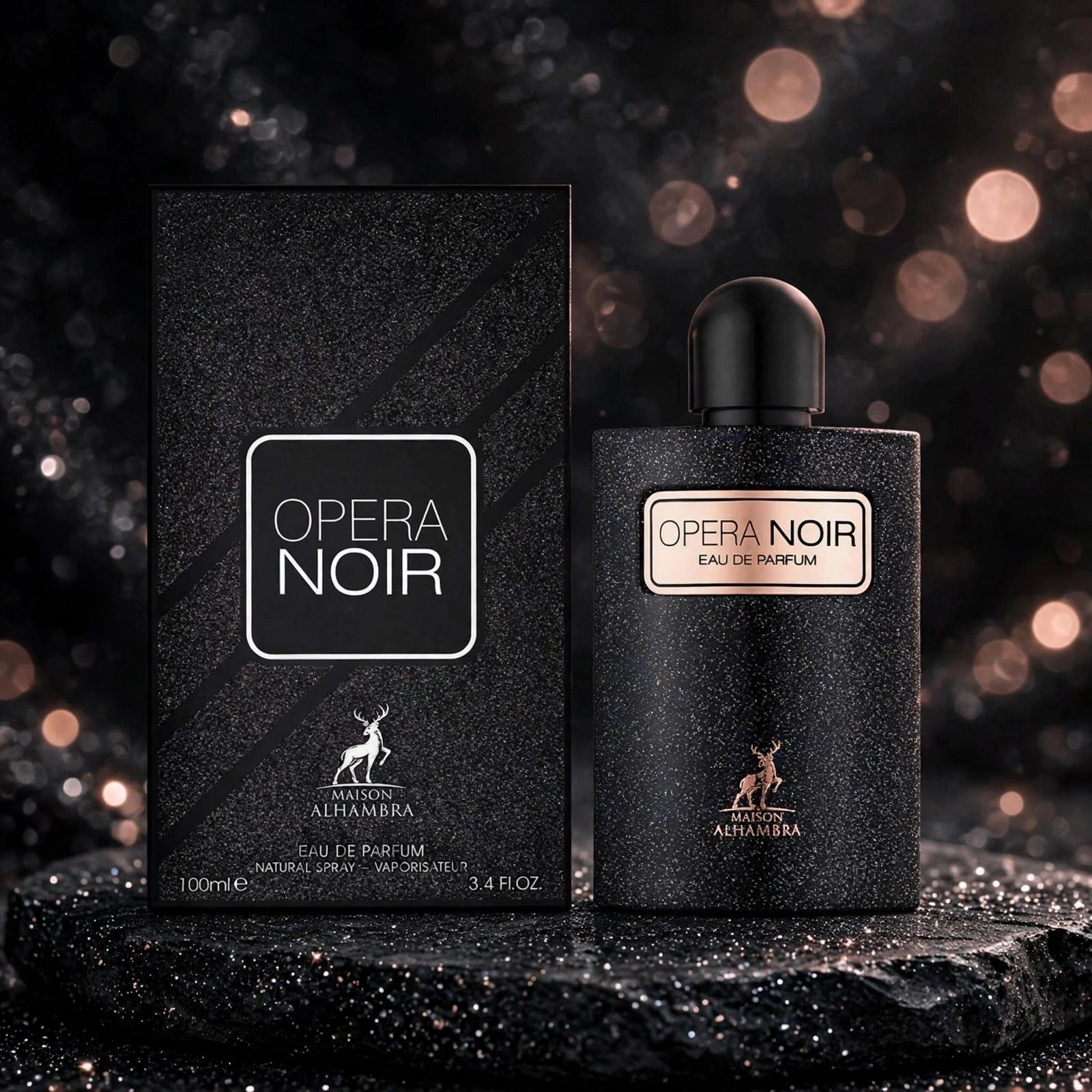 Flacon de parfum noir avec inscription dorée et boîte assortie sur fond scintillant.