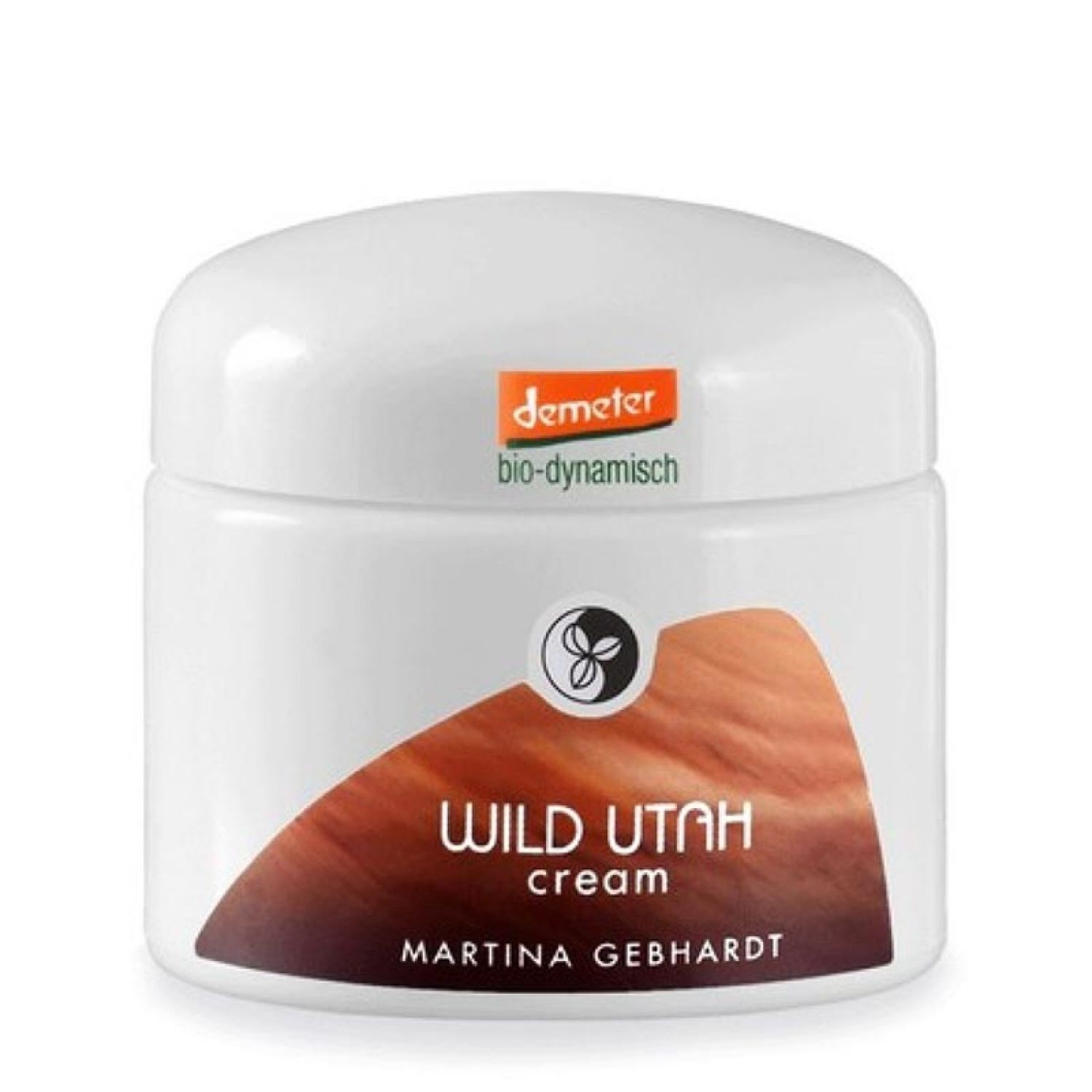 Witte crèmetiegel met deksel. Opschrift: WILD UTAH cream, Martina Gebhardt. Demeter-label. Bruine achtergrond.