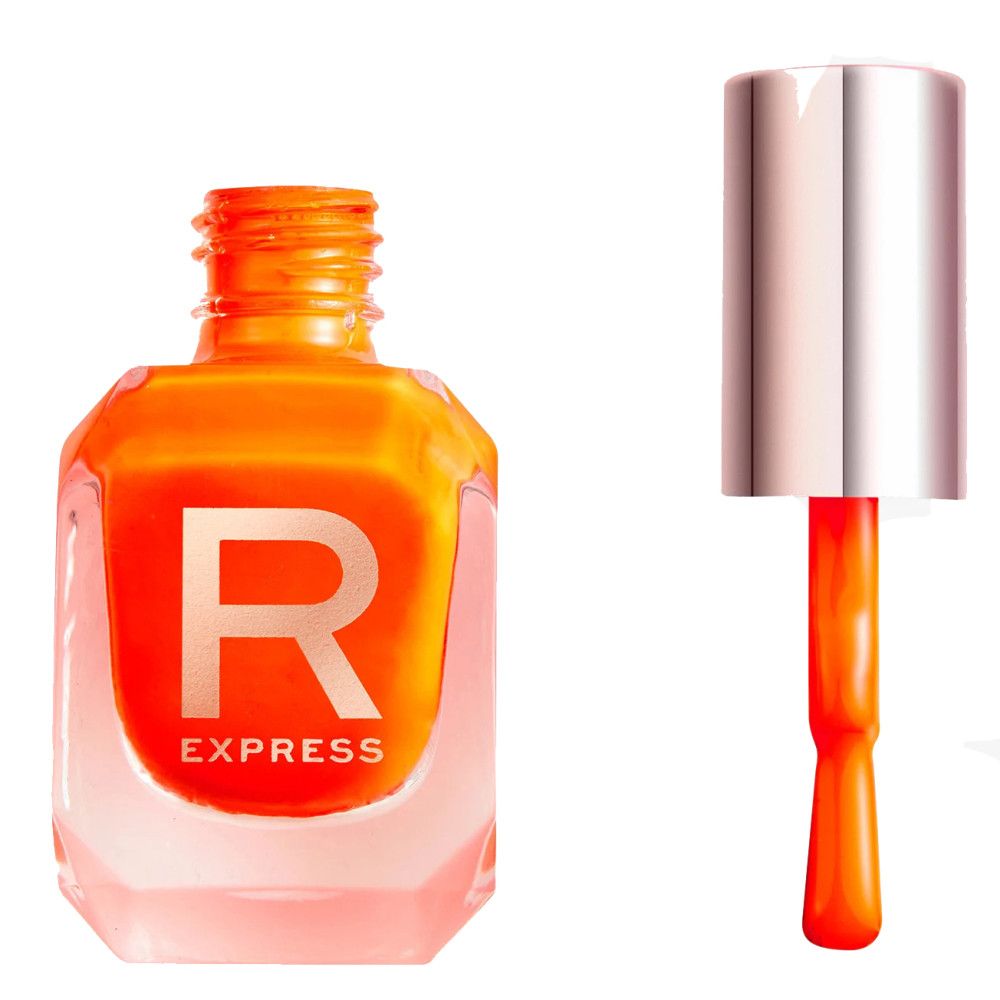 Oranje nagellak in een zeshoekig glazen flesje met zilveren applicator.