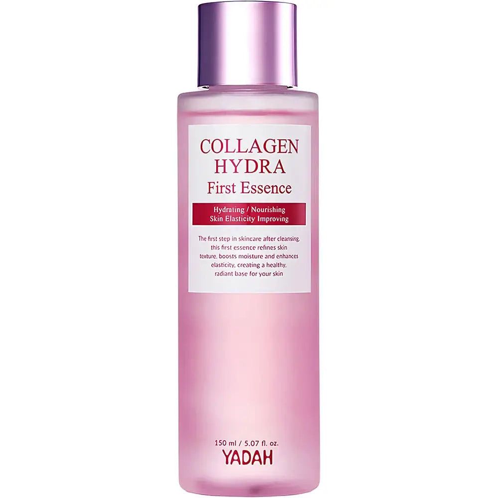 Transparante fles met roze vloeistof. Opschrift: Collagen Hydra First Essence. YADAH-logo onderaan.