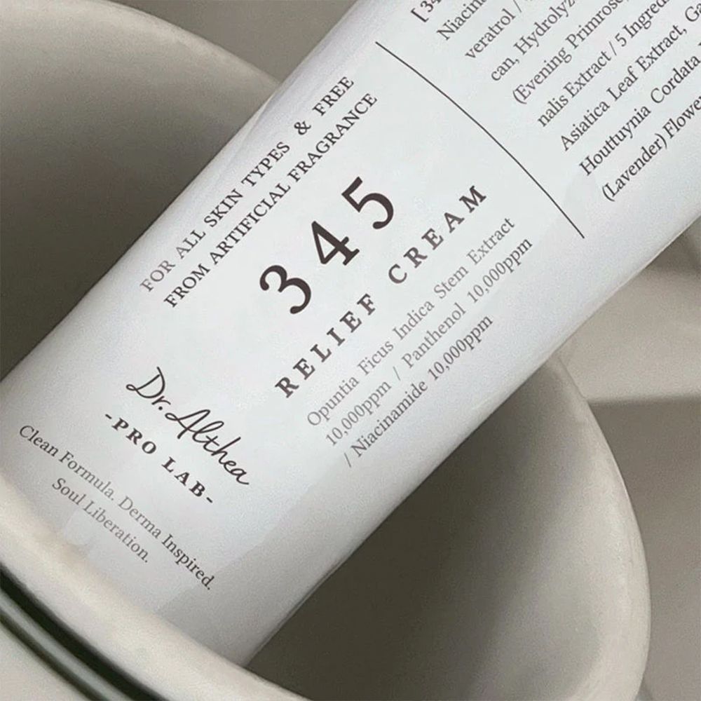 Gros plan d'un tube de Dr. Althea 345 Relief Cream avec les ingrédients.