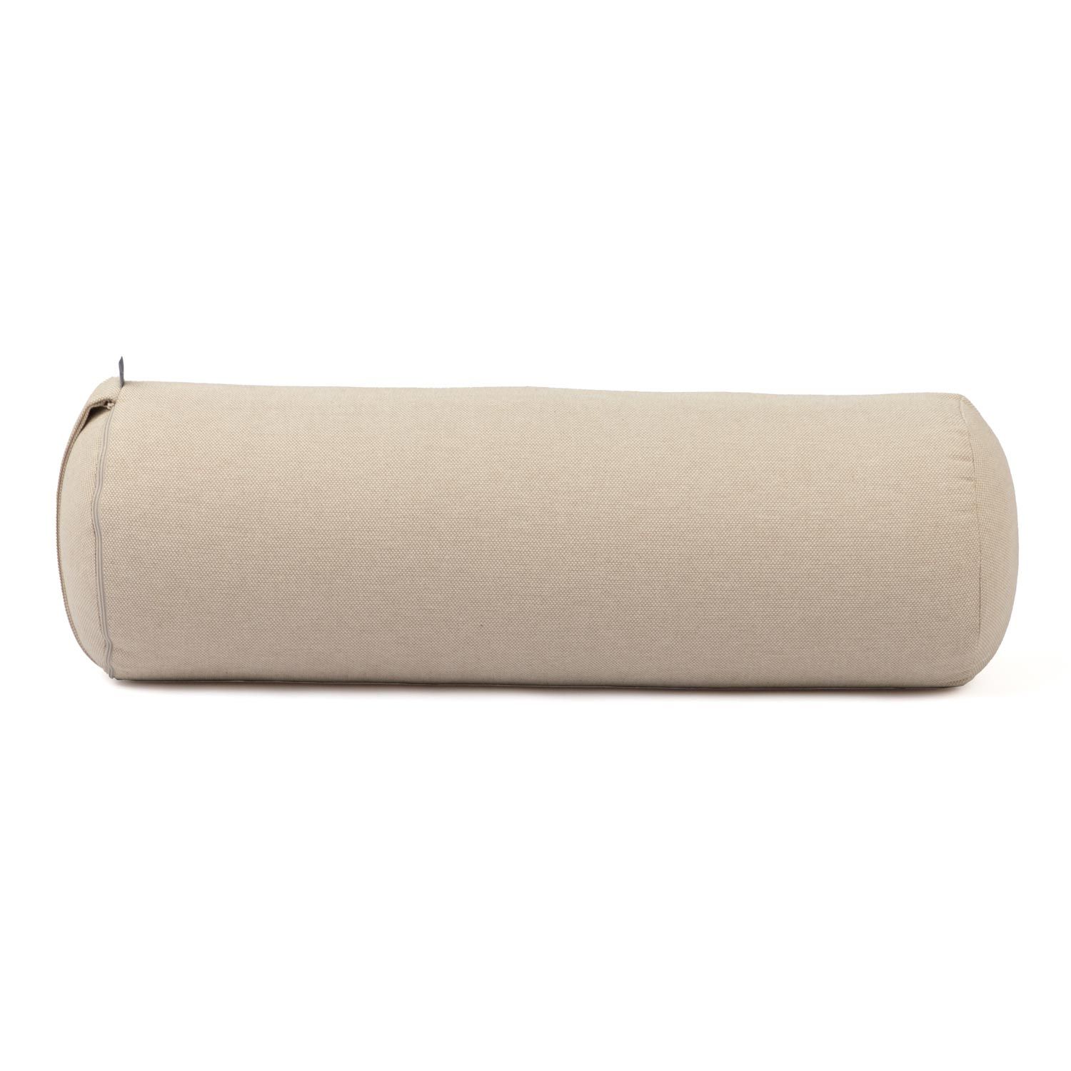 Beige yoga bolster, cilindrisch. Stoffen hoes met naad. Klein label aan het uiteinde. Op witte achtergrond.