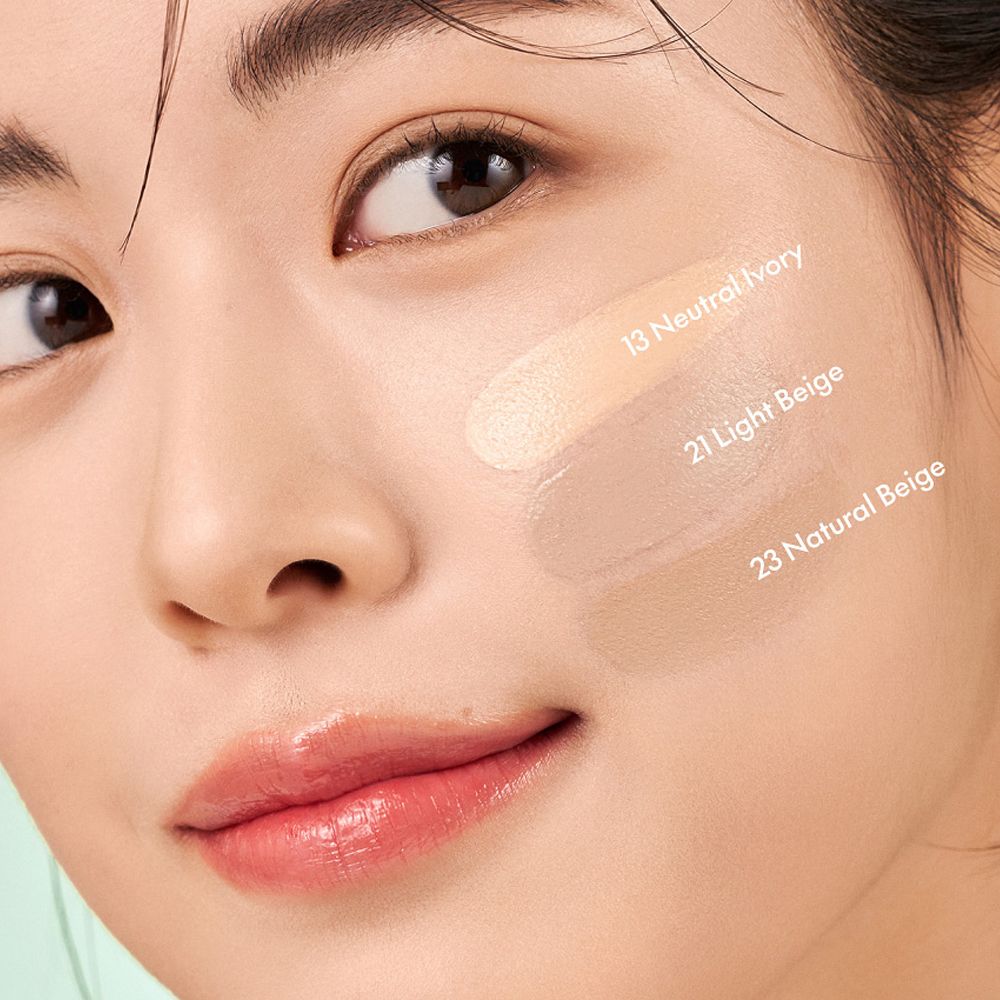 Gezicht van een vrouw met drie tinten PURITO Centella BB Cushion op de wang: 13, 21, 23.