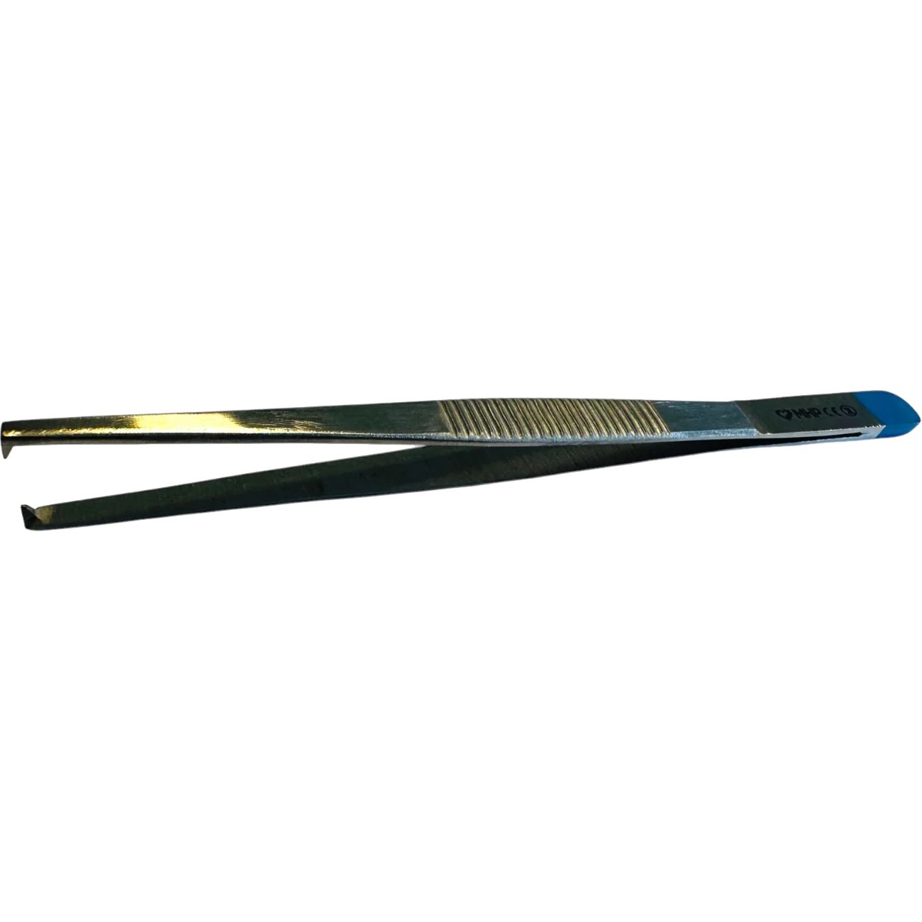 Pince à épiler en métal avec extrémité bleue. Surface striée pour une meilleure prise.