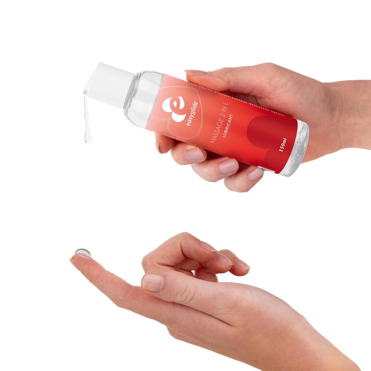 Handen met Easyglide Massage 2in1 glijmiddel, een druppel op de vinger.