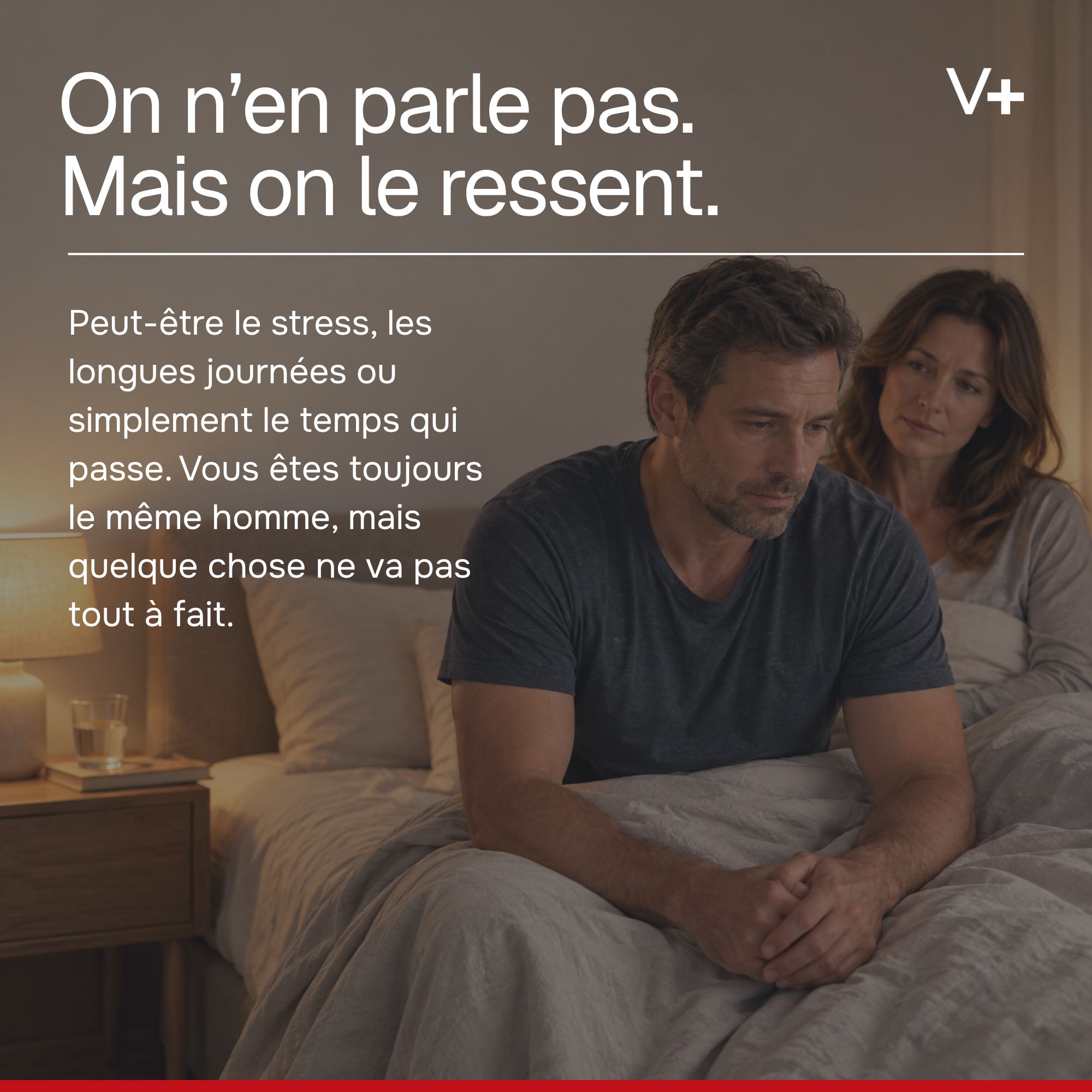 Un homme tenant une gélule blanche entre le pouce et l'index. Texte et avis clients en arrière-plan.