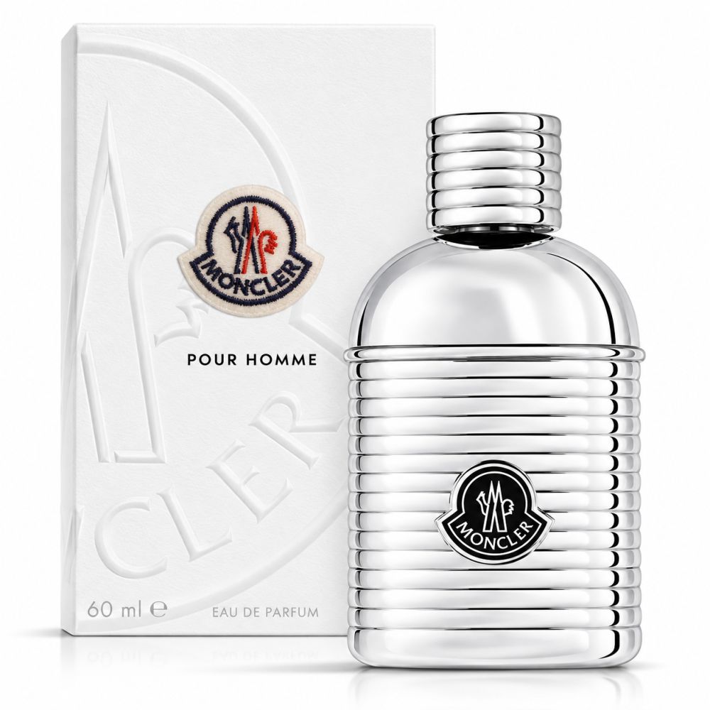 Moncler Pour Homme Eau de Parfum flesje en verpakking. Zilverkleurig, geribbeld flesje met Moncler-logo. Witte doos met Moncler-opschrift en logo.