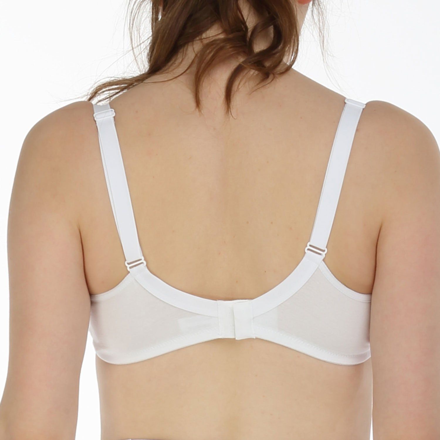 Soutien-gorge d'allaitement blanc. Vue arrière. Bretelles réglables, fermeture à clip. Fermeture à crochet au dos. Tissu sans couture.