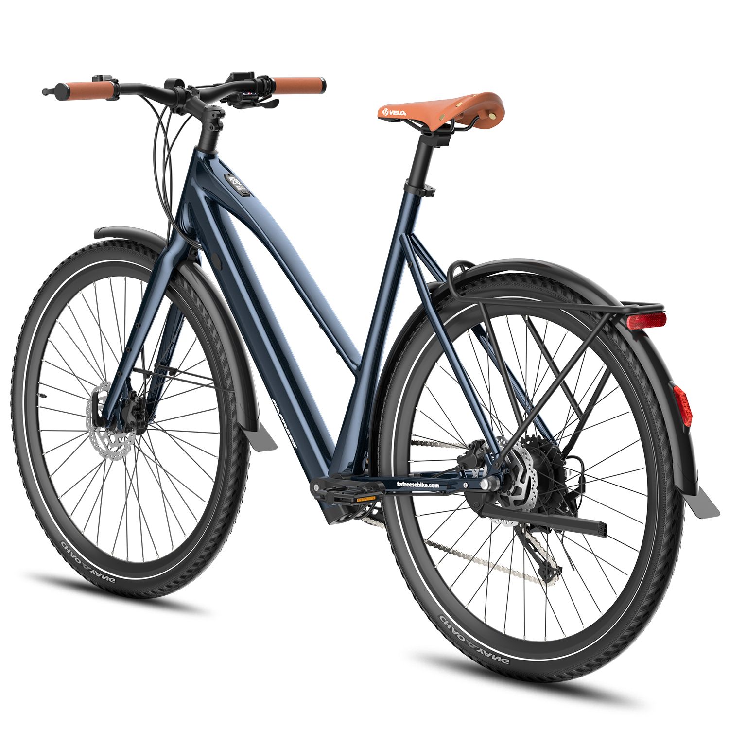 Vélo électrique bleu foncé avec selle et poignées marron. Garde-boue, porte-bagages et freins à disque. Pneus à bord blanc.
