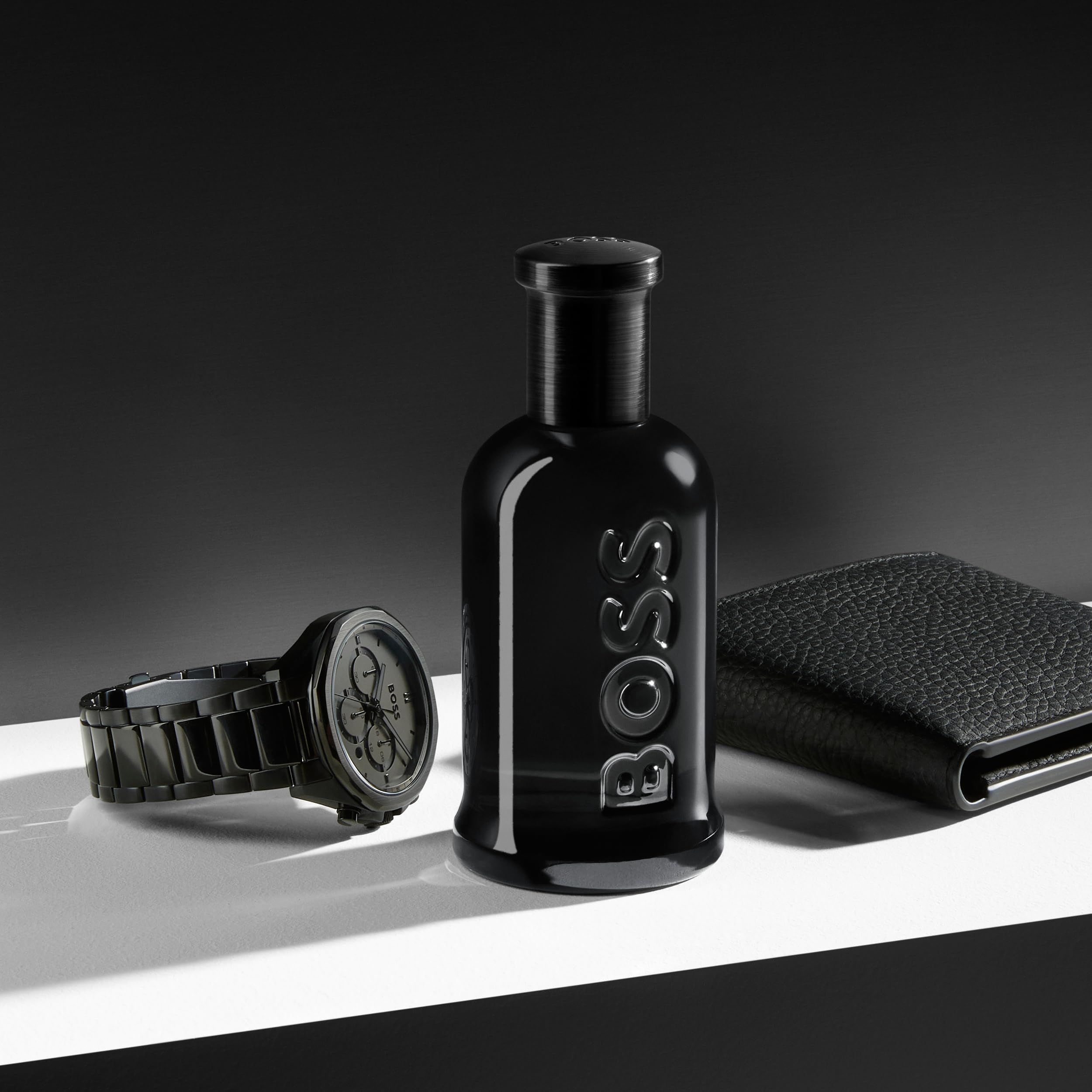 Flacon Hugo Boss Bottled Parfum à côté d'une boîte noire.
