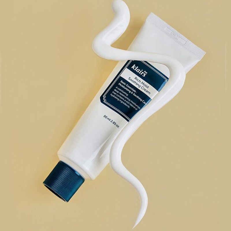Witte tube met blauwe dop. Opschrift: klairs Rich Moist Soothing Cream. Crème draad.