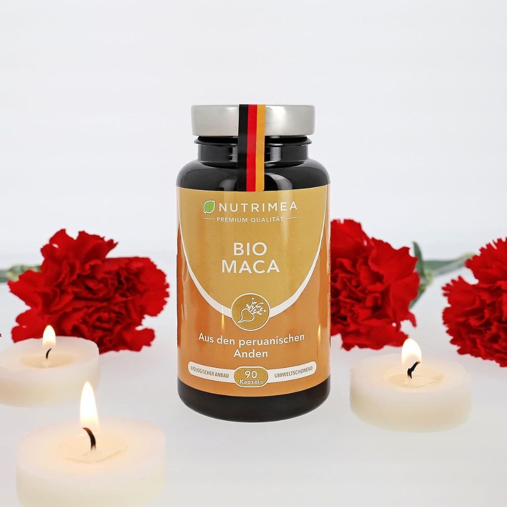 Bruine fles met capsules, omringd door kaarsen en bloemen. Opschrift: BIO MACA, 90 capsules.
