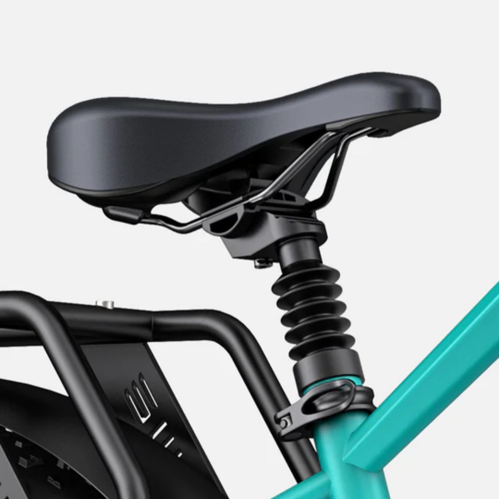 Selle noire avec suspension. Partie d'un vélo turquoise. Porte-bagages noir.