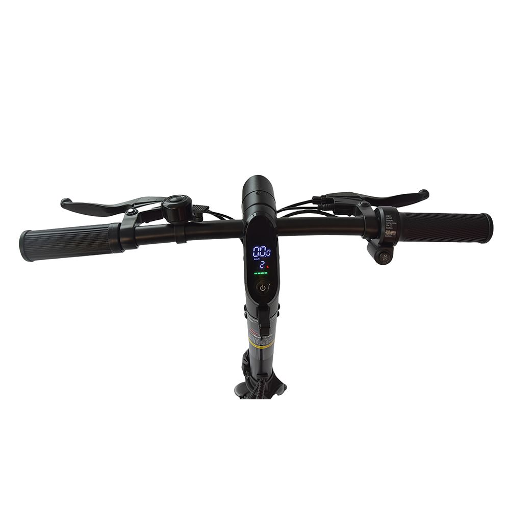 Stuur van een zwarte elektrische fiets met display, remhendels en handvatten. Bovenaanzicht, op witte achtergrond.