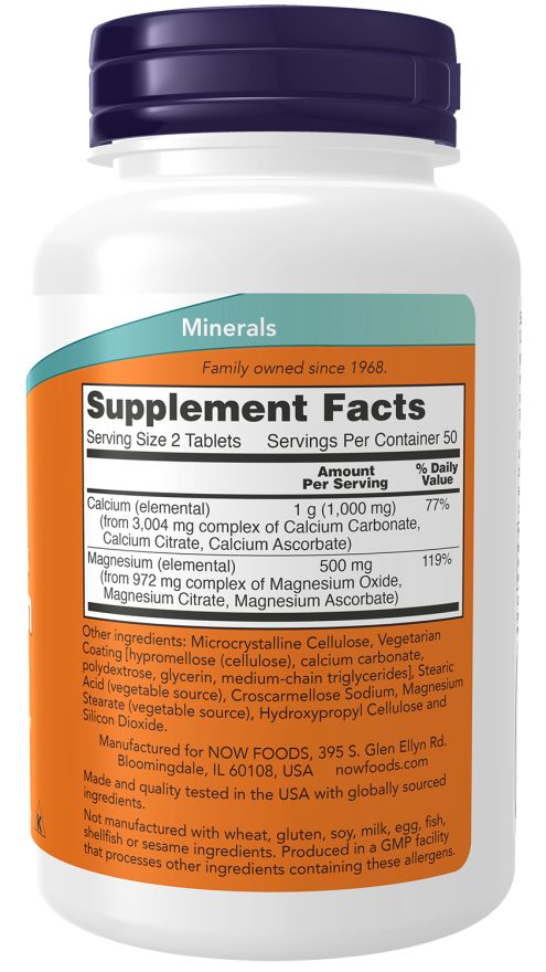 Witte fles met blauwe dop. Etiket met voedingsinformatie, ingrediënten en fabrikant. NOW FOODS Calcium & Magnesium.