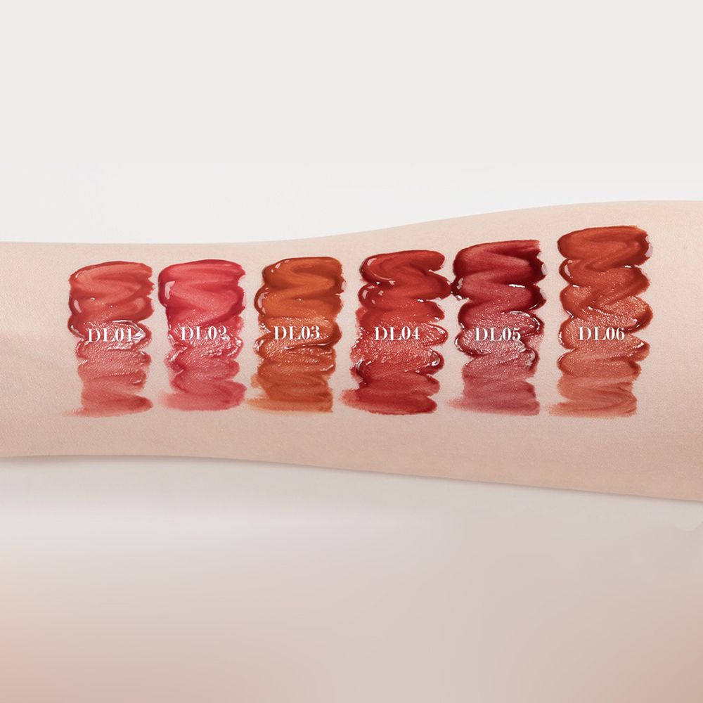 Bras avec six échantillons de couleurs de gloss. Chaque échantillon est numéroté.