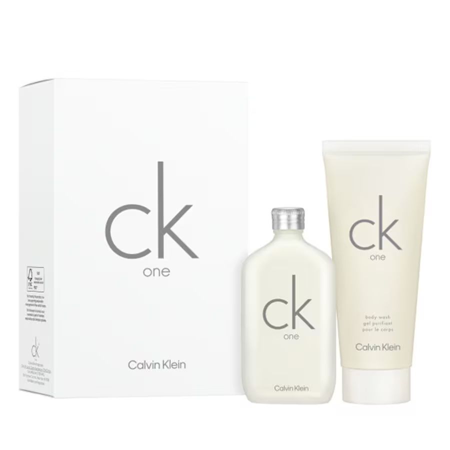 Coffret cadeau CK One. Comprend flacon, gel douche et emballage. Blanc avec logo et texte. Calvin Klein.