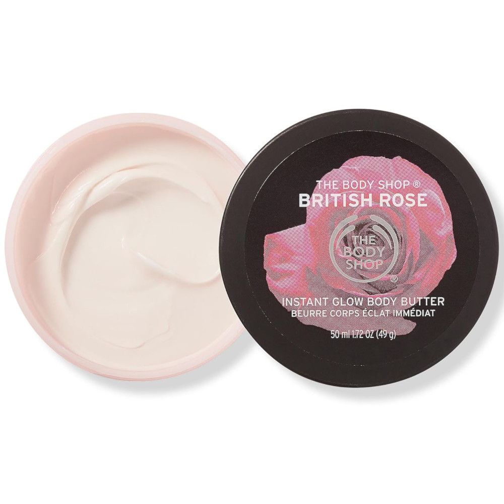 Pot de beurre corporel ouvert. Couvercle noir avec rose et texte British Rose. Logo The Body Shop.
