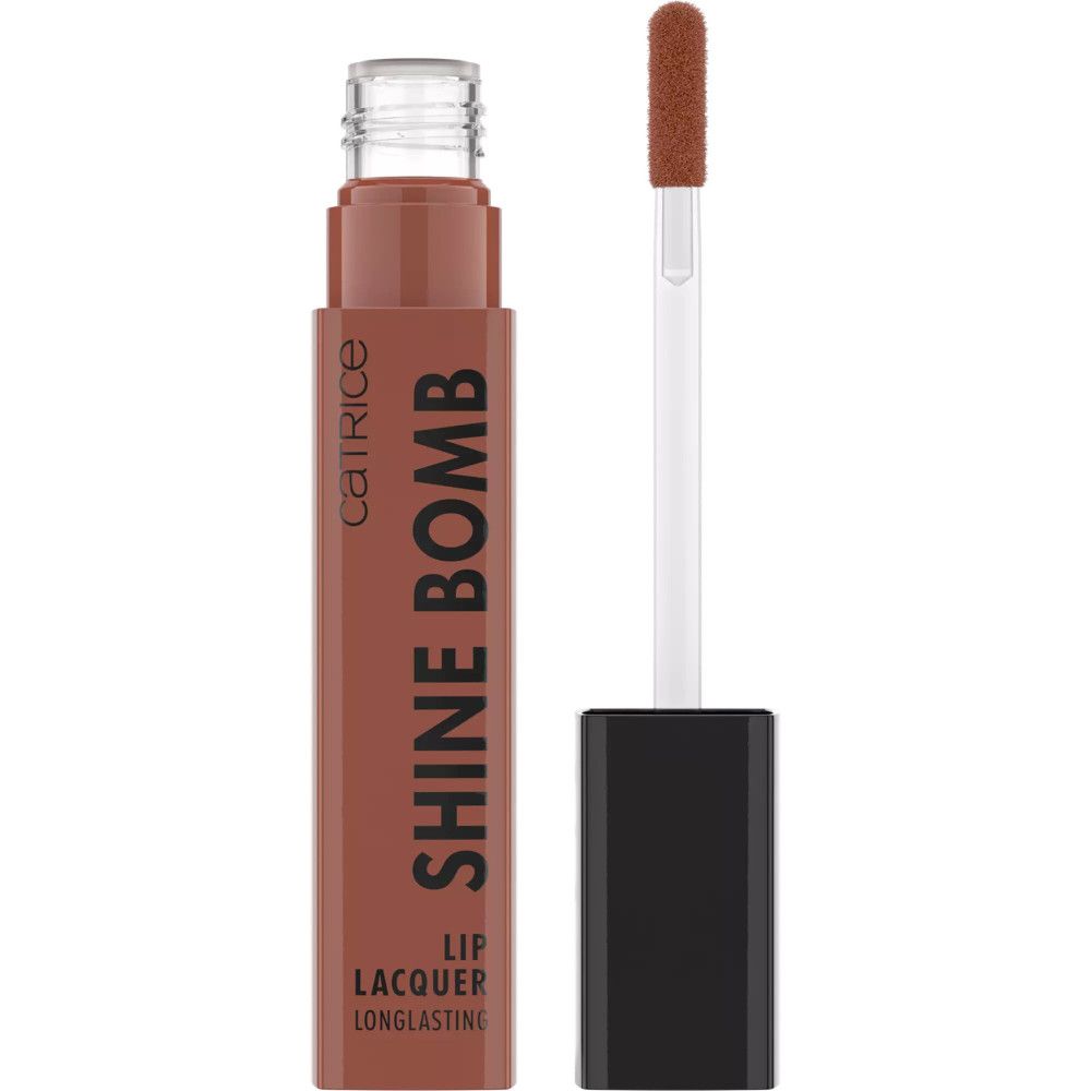 Rouge à lèvres liquide avec applicateur. Tube marron, bouchon noir. Inscription: SHINE BOMB, LIP LACQUER, LONG LASTING. Marque: Catrice.