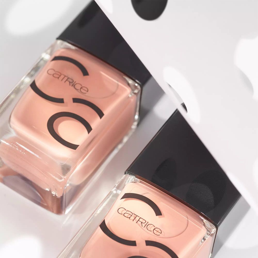 Deux flacons de vernis à ongles avec l'inscription Catrice. Couvercle noir, contenu rose.