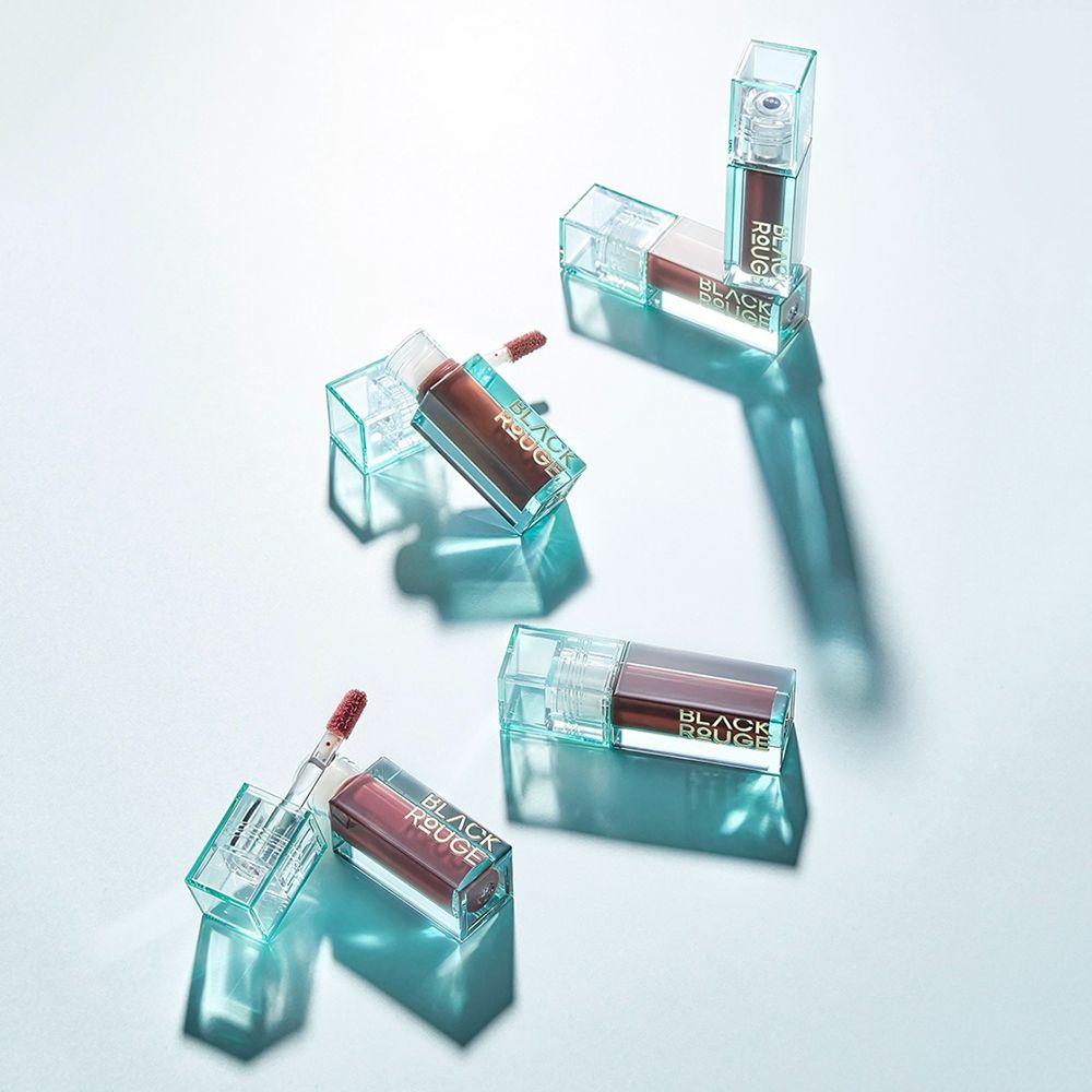 Plusieurs flacons de gloss dans des boîtiers transparents. Marque BLACK ROUGE visible.