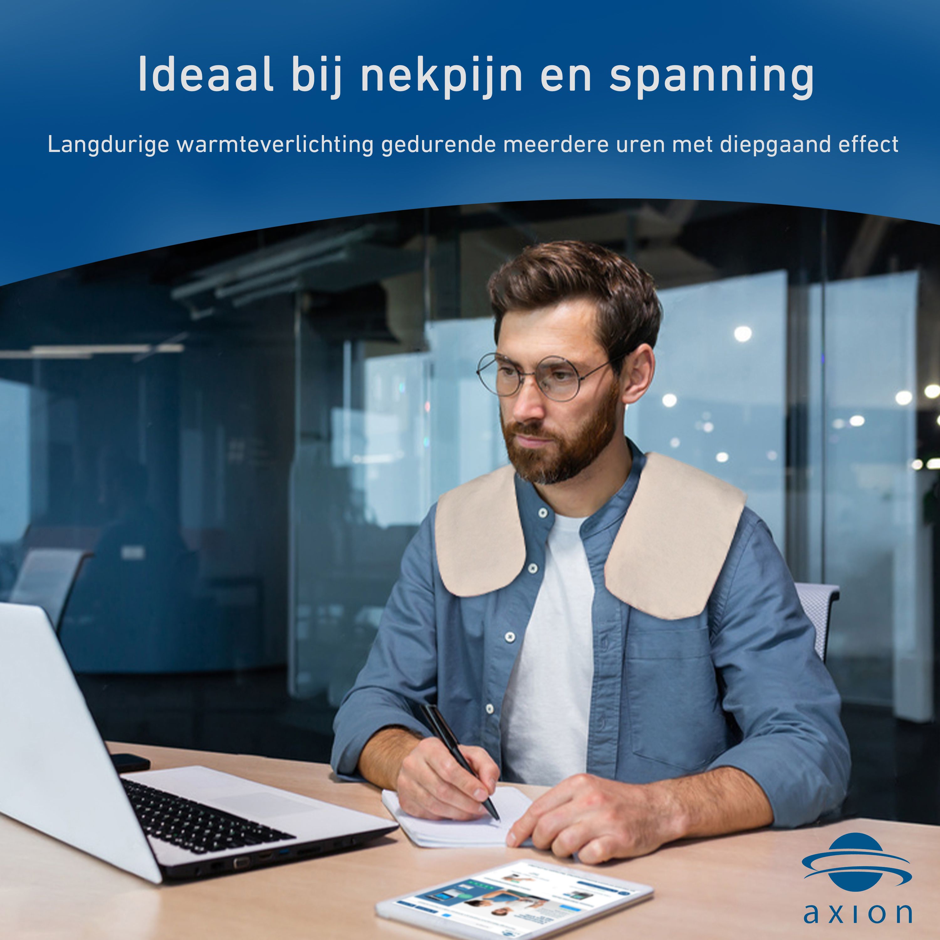 Man aan bureau met nekkussen. Ideaal bij nekpijn. axion logo. Laptop, tablet.