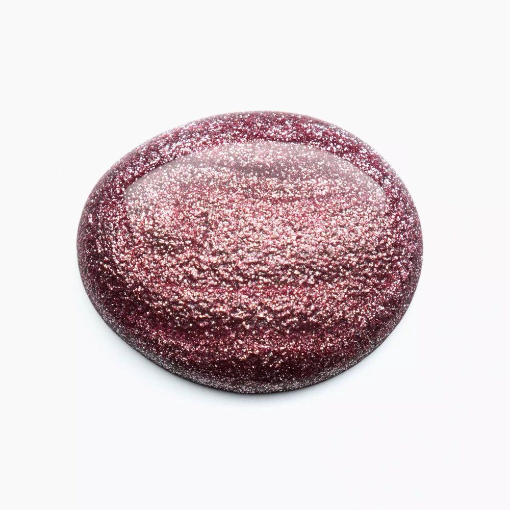 Tache de vernis à ongles. Couleur rose scintillant. Forme ronde. Sur fond blanc.