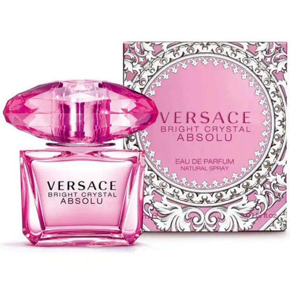 Flacon de parfum rose avec bouchon en cristal et emballage. Inscription : Versace Bright Crystal Absolu.