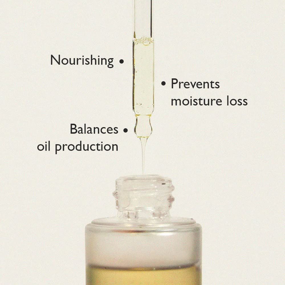 Close-up van een pipet die olie in een fles druppelt. Tekst: Voedt, balanceert olieproductie, voorkomt vochtverlies.