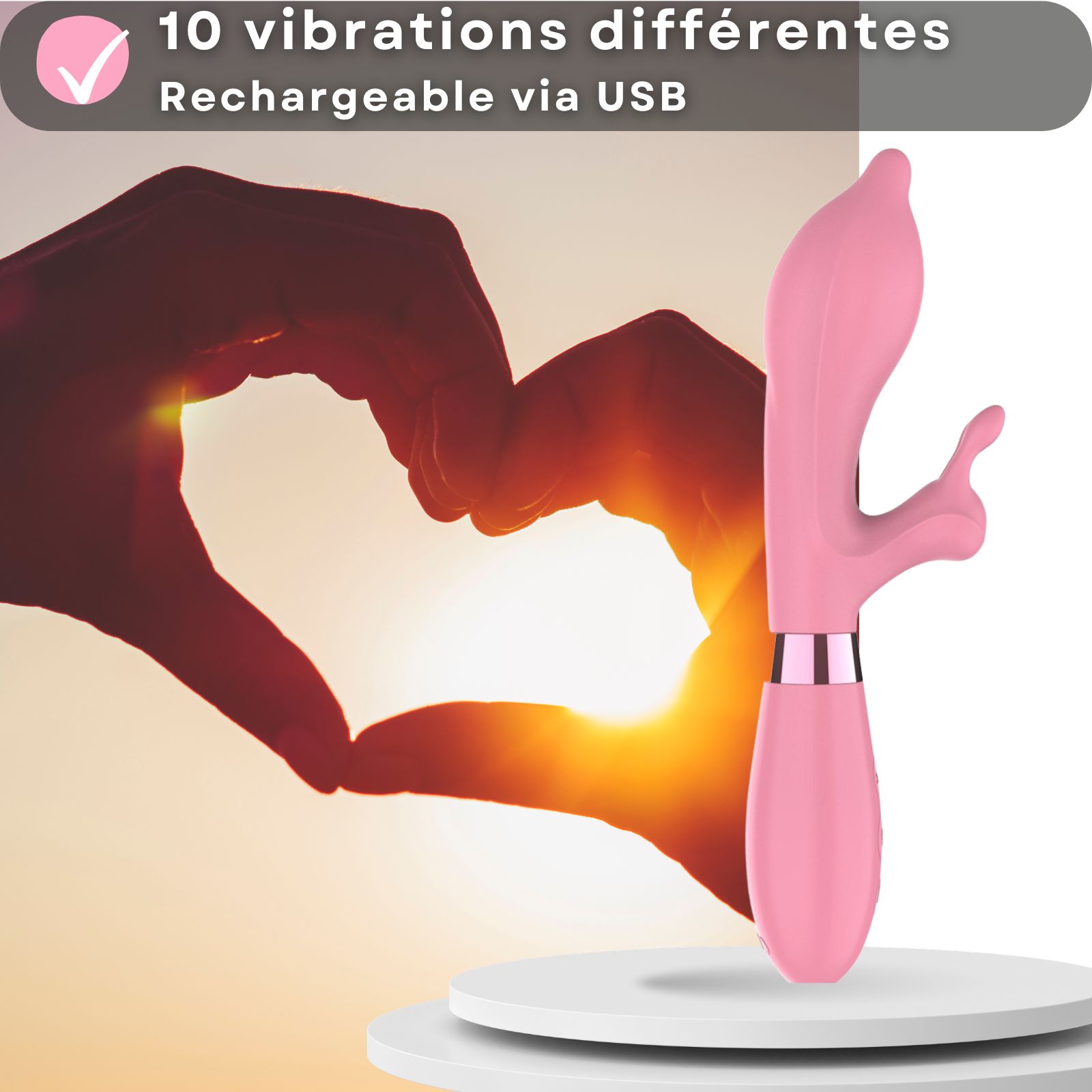 Vibrateur rose, 10 vibrations, rechargeable USB. Sur socle blanc.