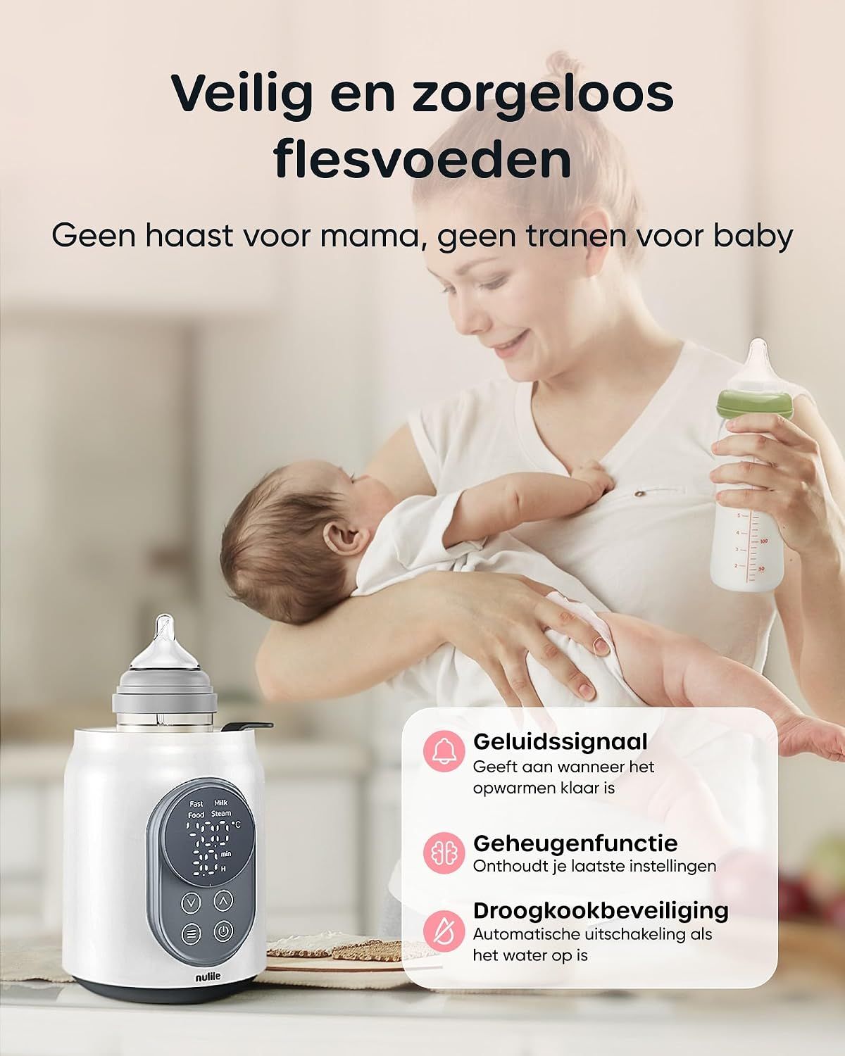 Een witte babyflessenwarmer met digitaal display en bedieningselementen. Een vrouw houdt een baby en een fles vast.