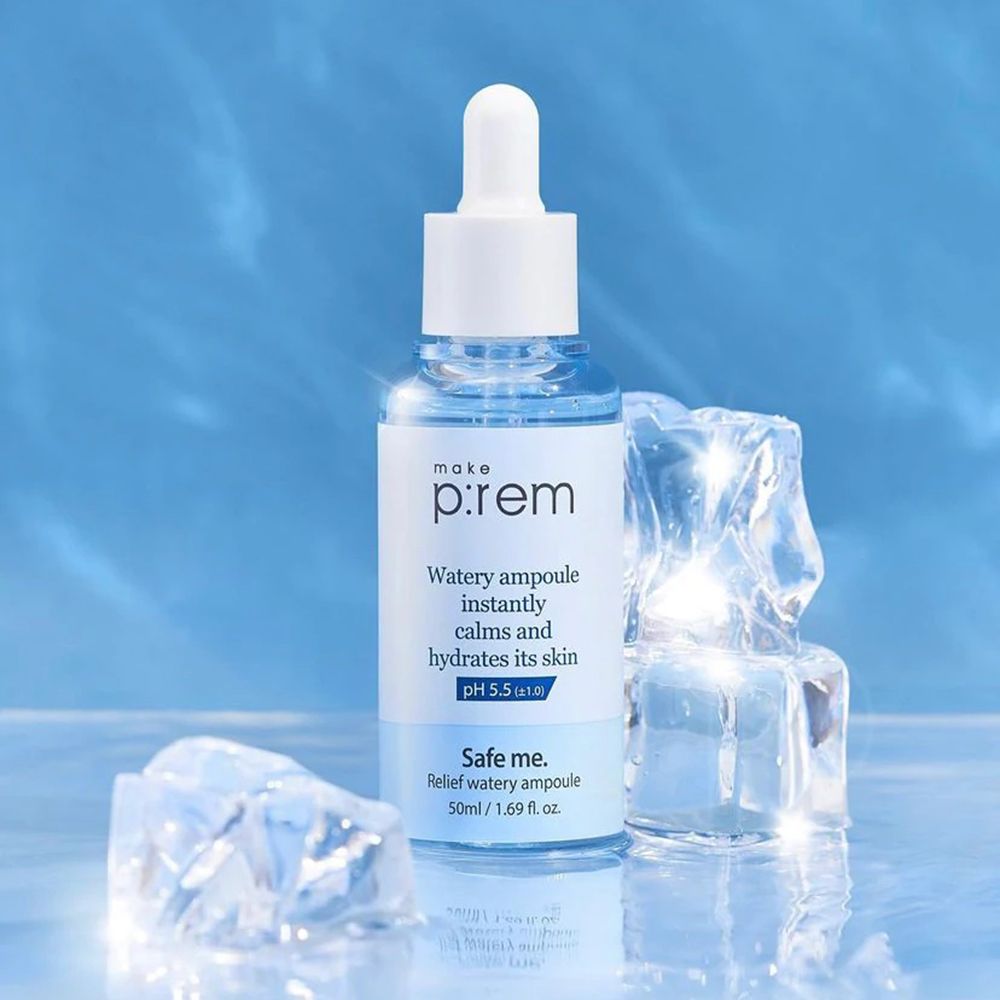 Sérum aqueux clair en flacon de verre avec pipette, à côté de glaçons. Inscription: make p:rem, Watery ampoule, Safe me. pH 5.5.