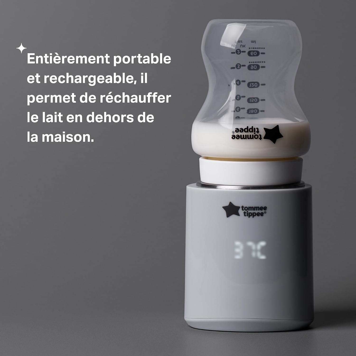 Chauffe-biberon gris avec affichage numérique de la température (37°C) et logo Tommee Tippee. Biberon avec lait sur le dessus.