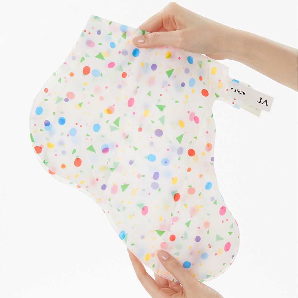 Voetmasker van plastic met gekleurde stippen en driehoeken. Opschrift "RIGHT" en "VT".