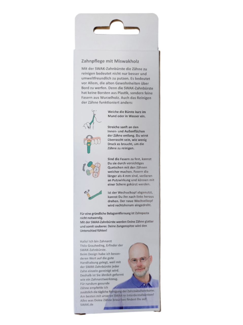 Achterkant van de productverpakking met tekst en illustraties. Bevat informatie over tandverzorging met miswak-hout.