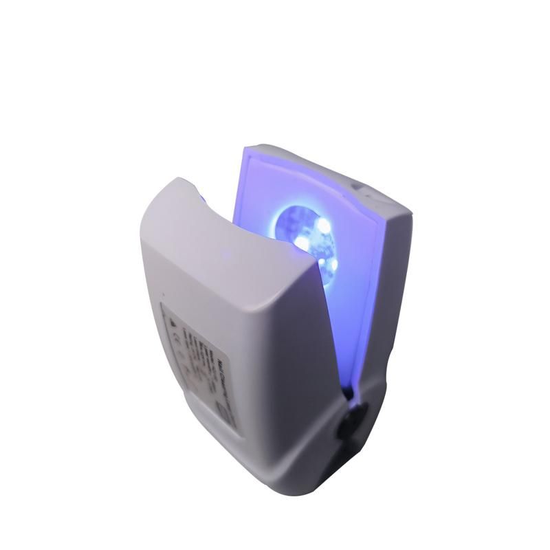 Wit apparaat met open klep, blauwe LED-lampjes binnenin.