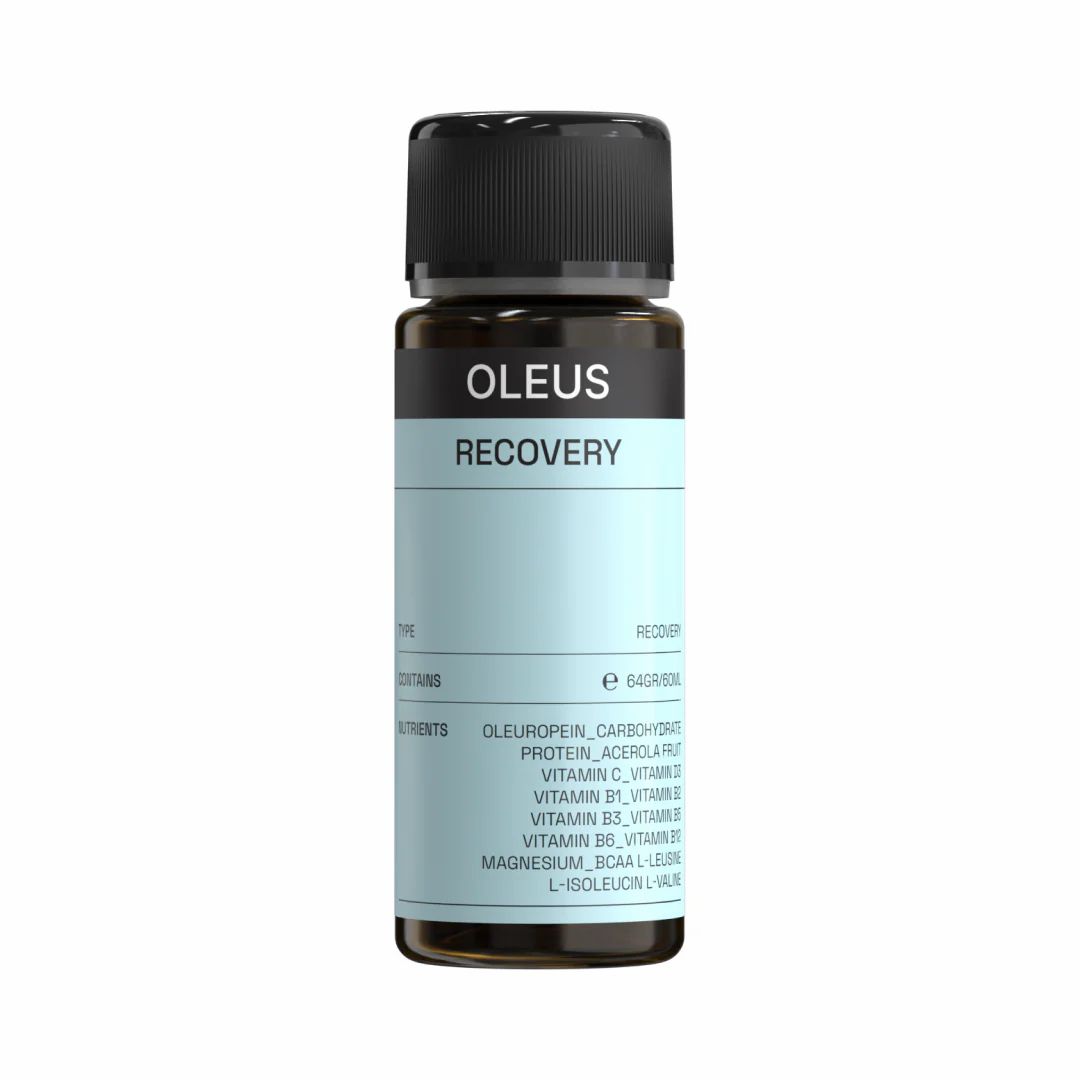 Flacon en verre brun avec bouchon noir. Étiquette avec nom du produit et ingrédients. "OLEUS RECOVERY" est visible sur l'étiquette.