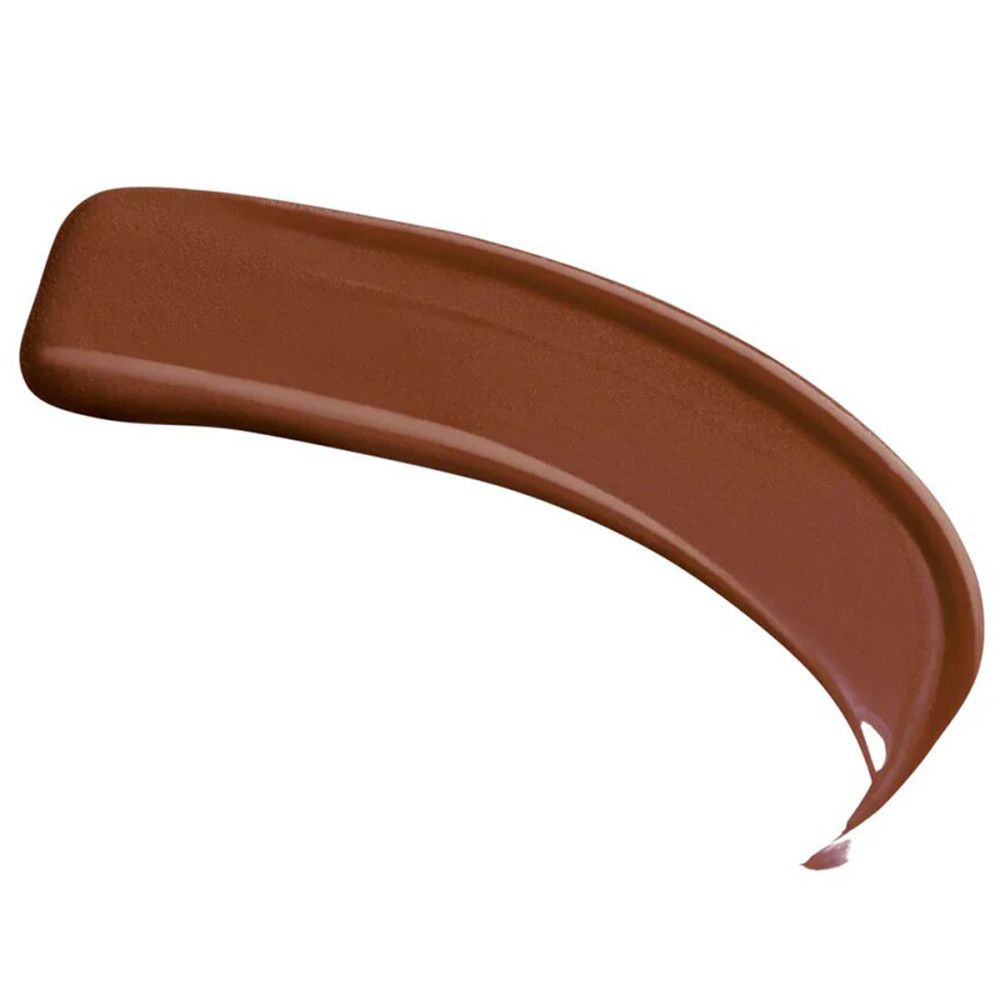 Nuance de rouge à lèvres marron sur fond blanc. La texture est lisse et brillante.