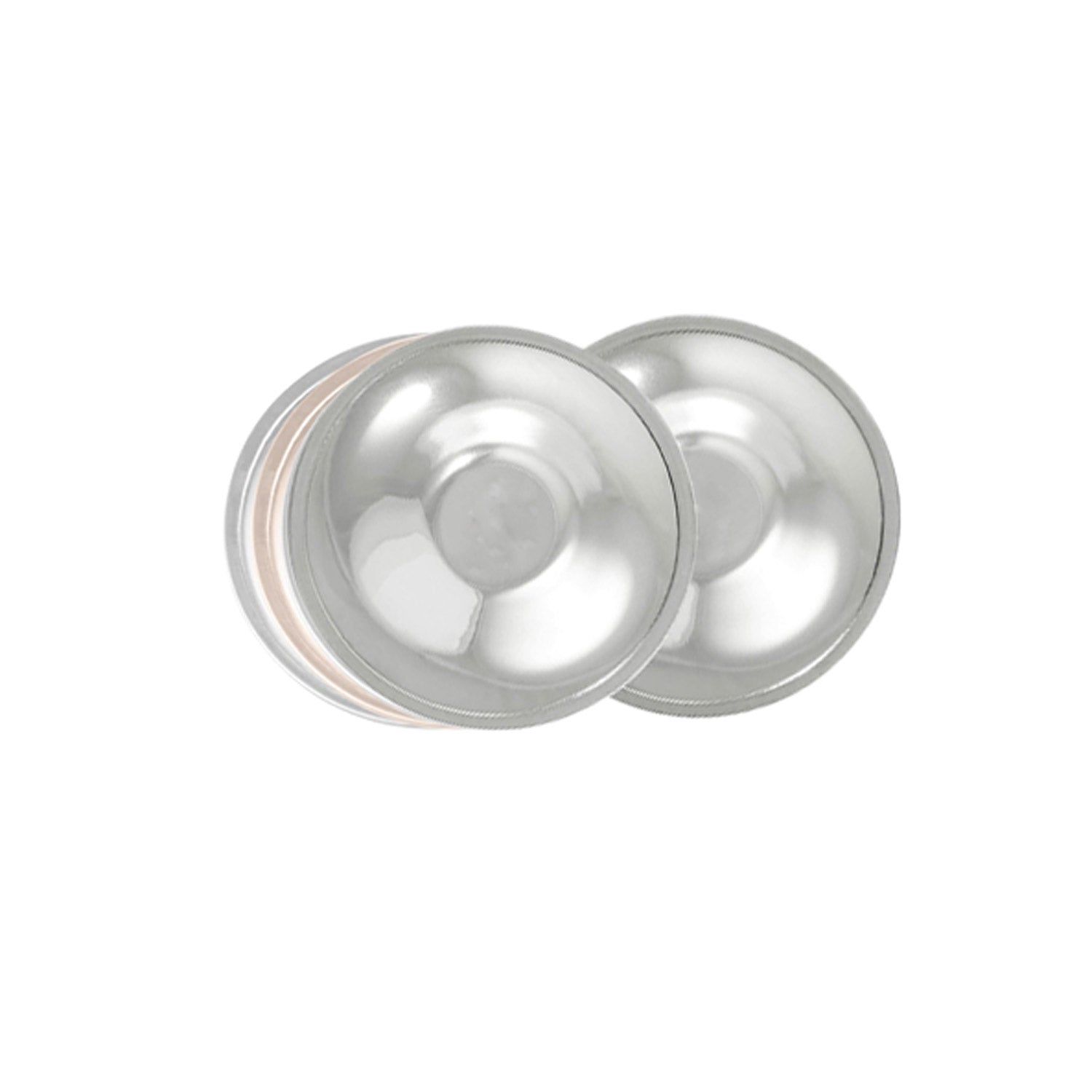 Deux protections d'aréole argentées, métalliques. Forme ronde, bord légèrement incurvé.