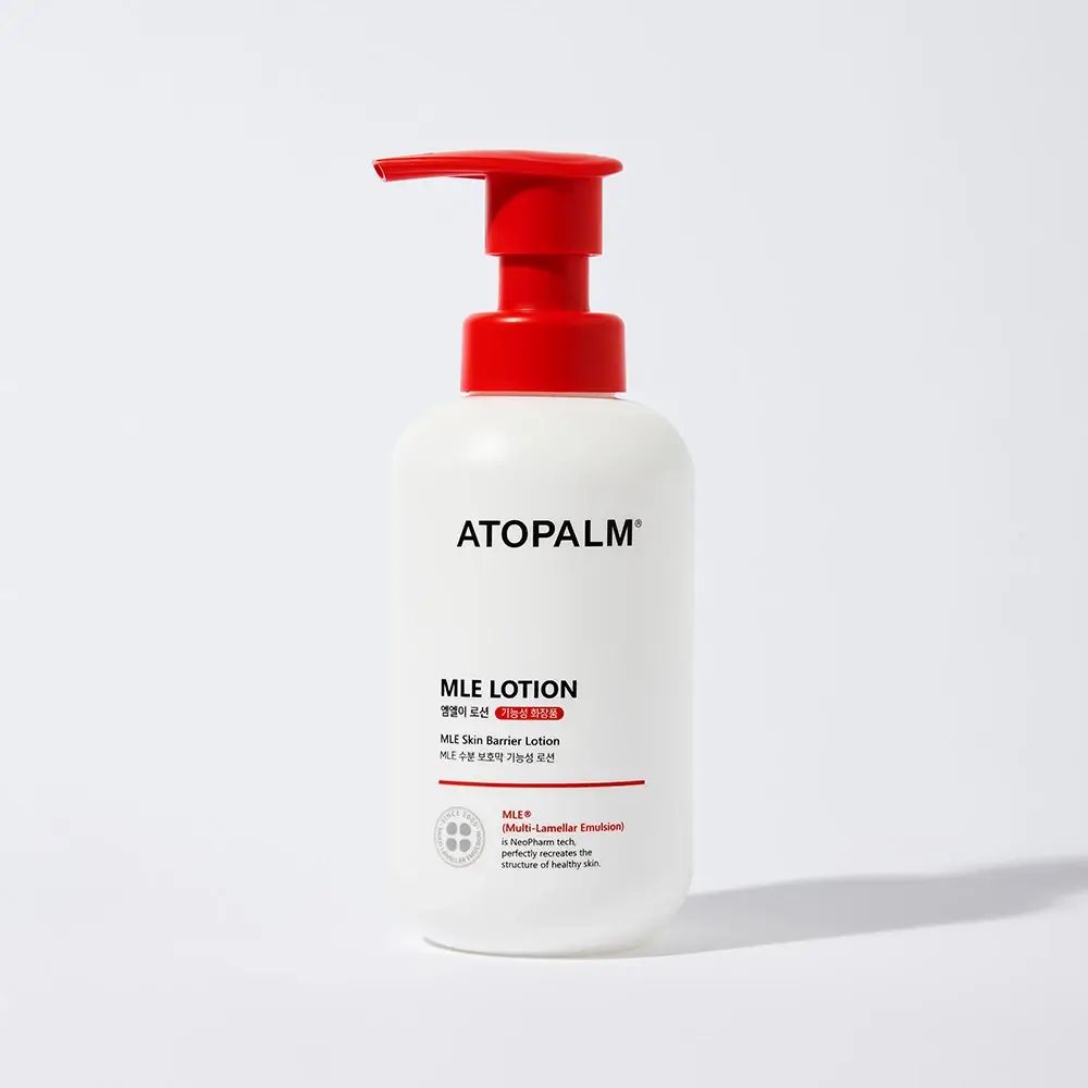 Witte fles met rode pomp. Opschrift: ATOPALM, MLE LOTION. Tekst in Koreaans en Engels. Logo met cirkels.