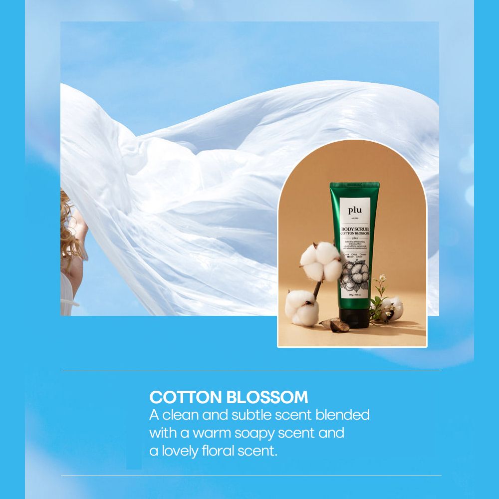 Tube vert avec étiquette blanche. Inscription : PLU, BODY SCRUB COTTON BLOSSOM. Illustration : fleurs de coton. Branches et fleurs de coton. Fond bleu.