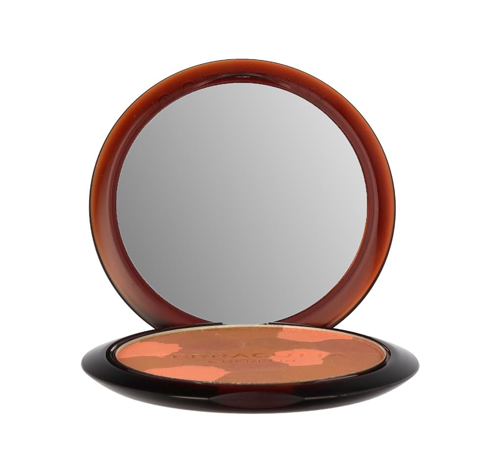 Poudre compacte avec miroir. Boîtier marron ouvert. Poudre en nuances de brun. Miroir dans le couvercle.