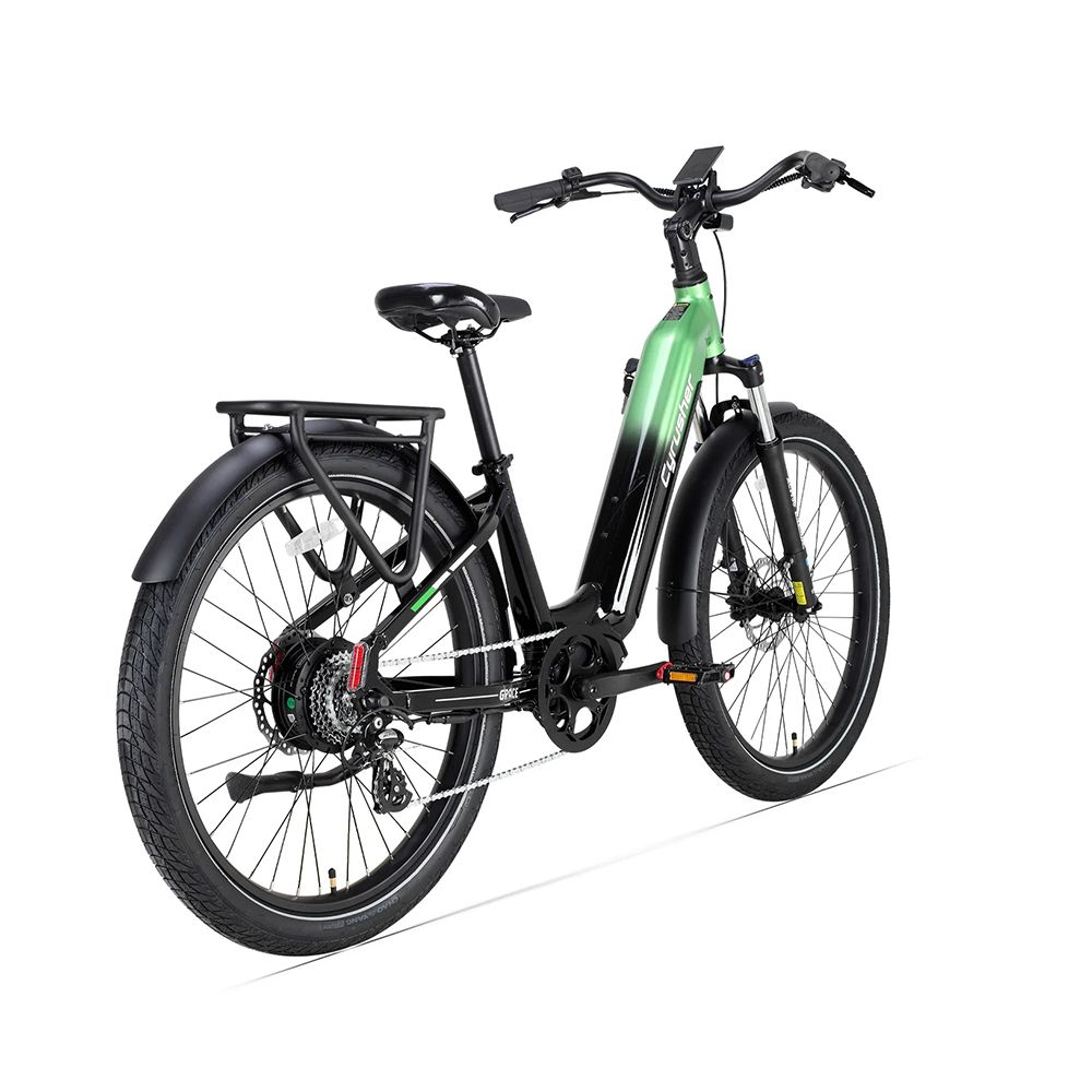 Vue arrière et oblique d'un vélo électrique. Cadre noir avec accents verts. Porte-bagages et freins à disque.