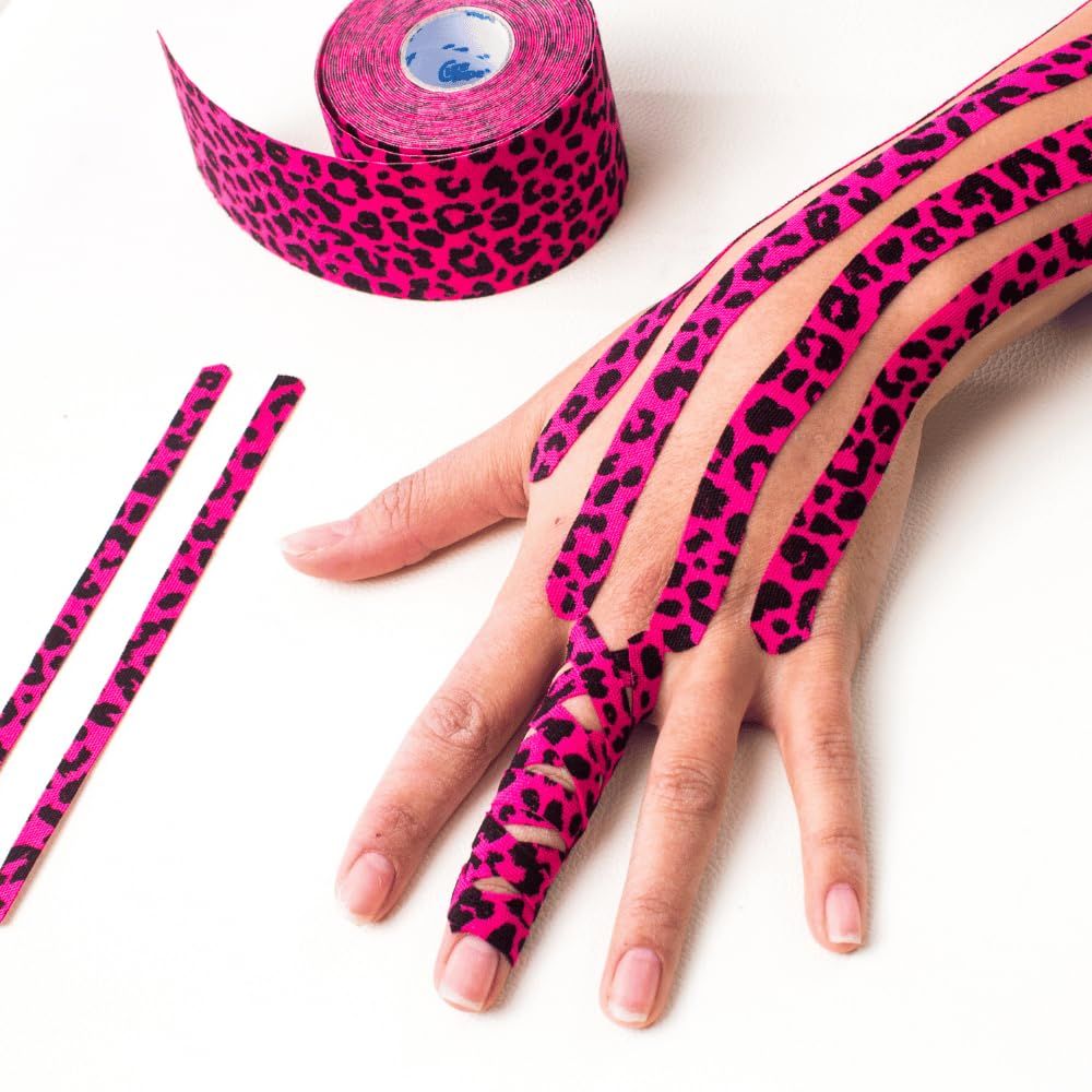 Homme avec kinesiotape sur diverses parties du corps, annotations en français.