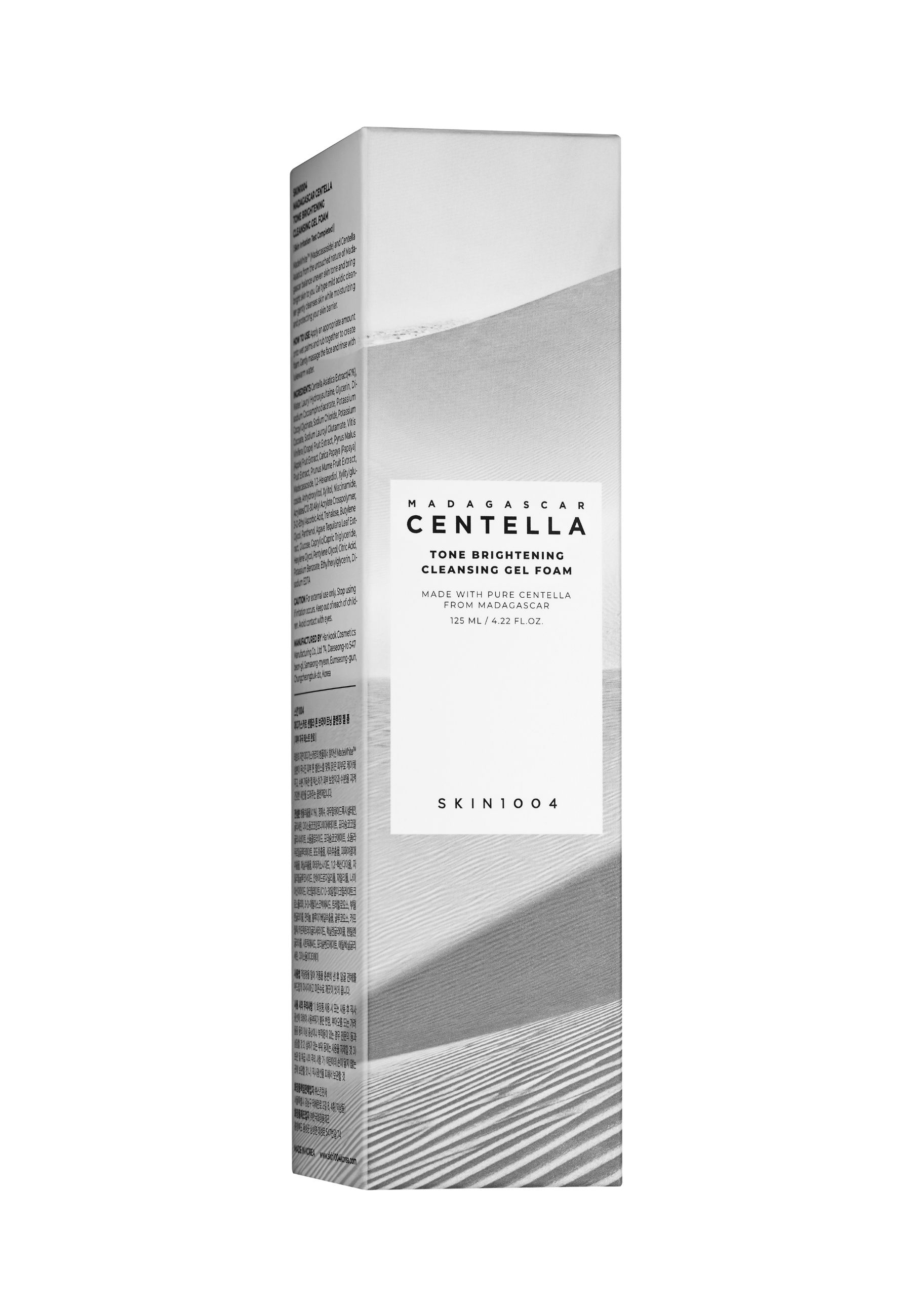 Emballage produit. Boîte blanche avec texte: MADAGASCAR CENTELLA, Tone Brightening Cleansing Gel Foam. Marque SKIN1004.